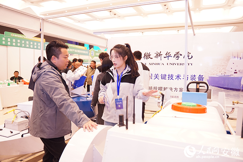 團隊學生解答客商疑問。人民網(wǎng) 丁紀攝.jpg